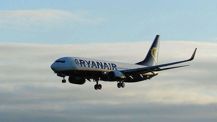 Από Αθήνα αναχωρεί αεροσκάφος που θα παραλάβει από τη Ρουμανία επιβάτες πτήσης της RyanAir