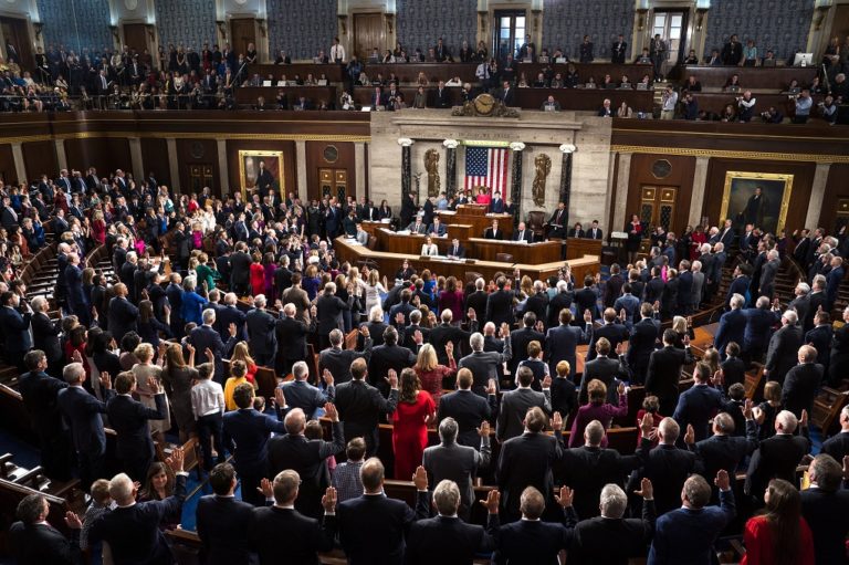 Η βουλή στις ΗΠΑ ψήφισε για την άρση της αναστολής των κρατικών υπηρεσιών