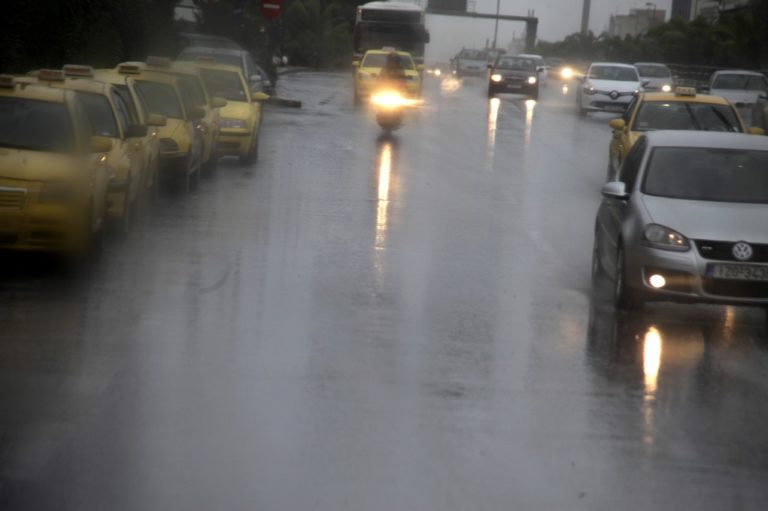 Κακοκαιρία σε όλη τη χώρα-Προβλήματα από τους θυελλώδεις ανέμους (video)