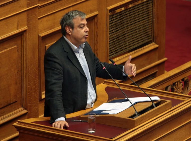 Βερναρδάκης: Δεν διαλύονται οι ΚΟ των κομμάτων που έχασαν τους βουλευτές τους (audio)