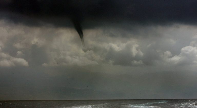 Δυνατός ανεμοστρόβιλος το απόγευμα στην Ξάνθη διέκοψε ακόμα και την λειτουργία του εργοστασίου της Sun light