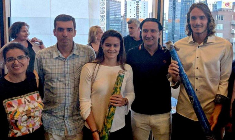 Αυστραλία: Καλωσόρισμα από την ομογένεια σε Σάκκαρη, Τσιτσιπά στη Μελβούρνη, ενόψει του Australian Open (video)
