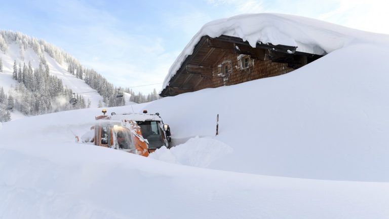 Αυστρία: Η χώρα βουλιάζει από τα χιόνια (video)