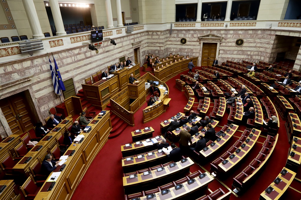 Βουλή: Κορυφώνεται η αντιπαράθεση για την παροχή ψήφου εμπιστοσύνης