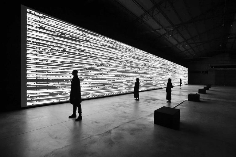 Ο Ryoji Ikeda επιστρέφει στη Στέγη