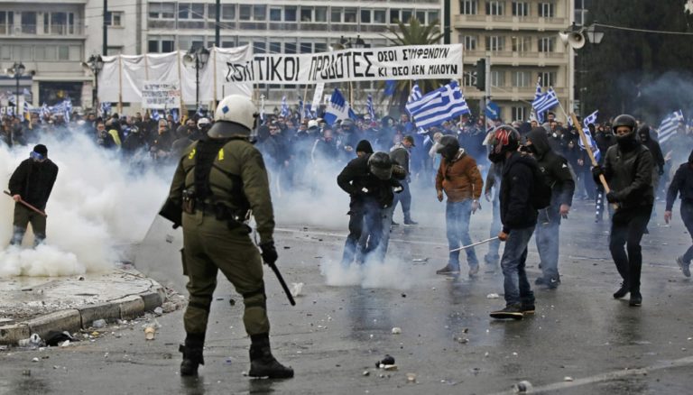 Φωτογραφικά ντοκουμέντα για την απόπειρα εισβολής στον περίβολο της Βουλής-Γεροβασίλη: Συντονισμένη βία (video)