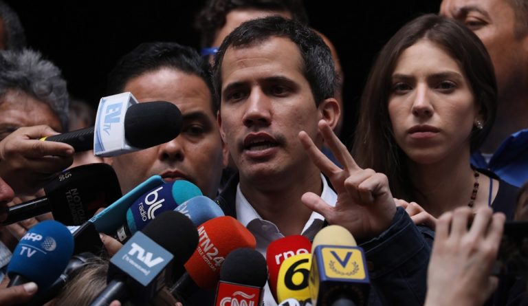 Βενεζουέλα: Επαφές Γκουαϊδό με στρατιωτικούς και κυβερνητικούς αξιωματούχους