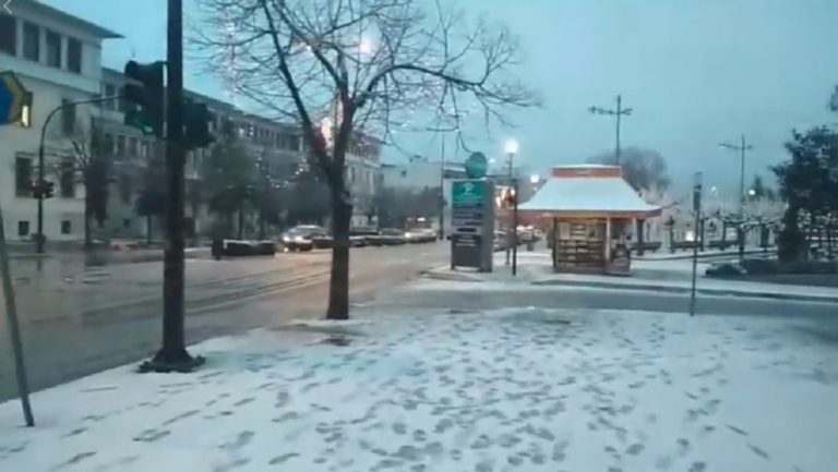 Χιονίζει από τα ξημερώματα στα Γιάννενα