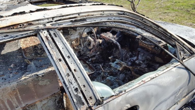 Ηράκλειο: Στις φλόγες δύο αυτοκίνητα