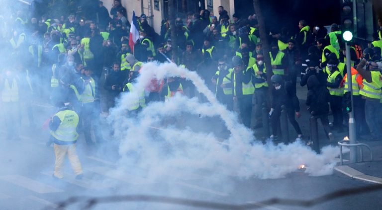 Συγκρούσεις στη διαδήλωση των «κίτρινων γιλέκων» στο Παρίσι