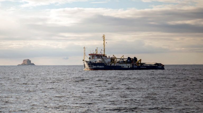Αποβιβάστηκαν από τα δύο πλοιάροια οι 49 μετανάστες που βρίσκονταν ανοικτά της Μάλτας