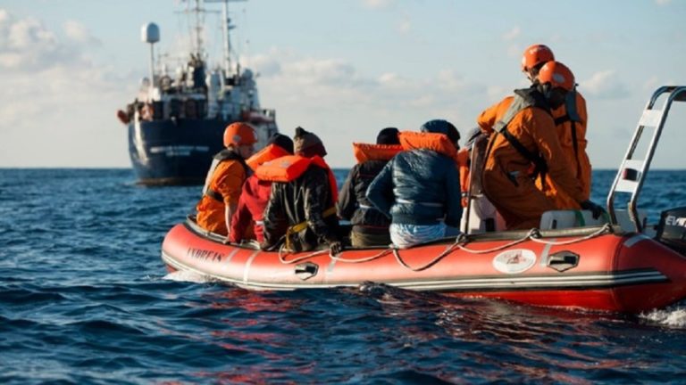 Η Ιταλία θα υποδεχθεί γυναίκες και παιδιά μετανάστες από δύο πλοία ΜΚΟ