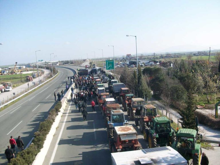 Έκλεισε η εθν. οδός στο ύψος της Νίκαιας Λάρισας και στα δύο ρεύματα