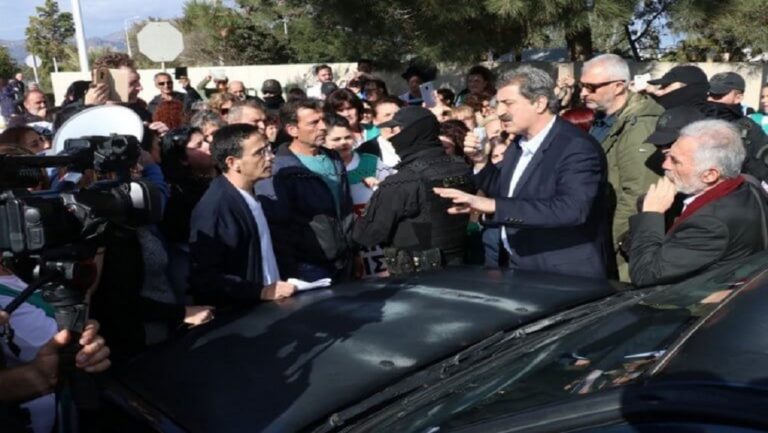 Υποδοχή με πανό στο ΠΑΓΝΗ για τον Π. Πολάκη