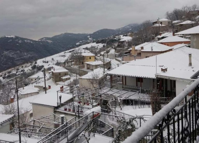 Εικόνες από τη χιονισμένη Ραψάνη Δ.Τεμπών