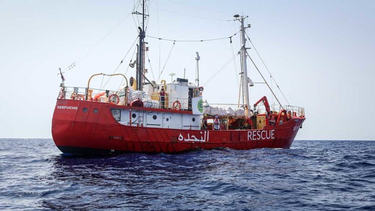 Αφόρητη η κατάσταση για τους μετανάστες που παραμένουν εν πλω ανοικτά της Μάλτας