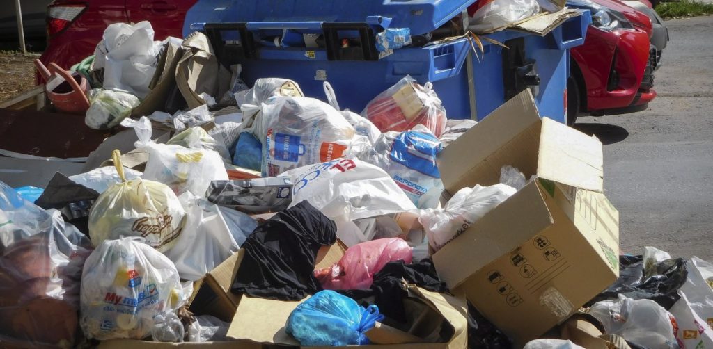 Περισσότεροι από 500 τόνοι απορρίμματα στους δρόμους της Θεσσαλονίκης λόγω καιρού