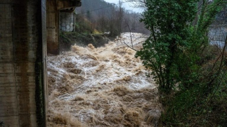Ισπανία: Τέσσερις νεκροί από τις πλημμύρες στις Αστούριες (video)