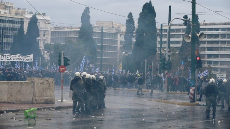 Σφοδρή πολιτική σύγκρουση για τα επεισόδια στο συλλαλητήριο (video)