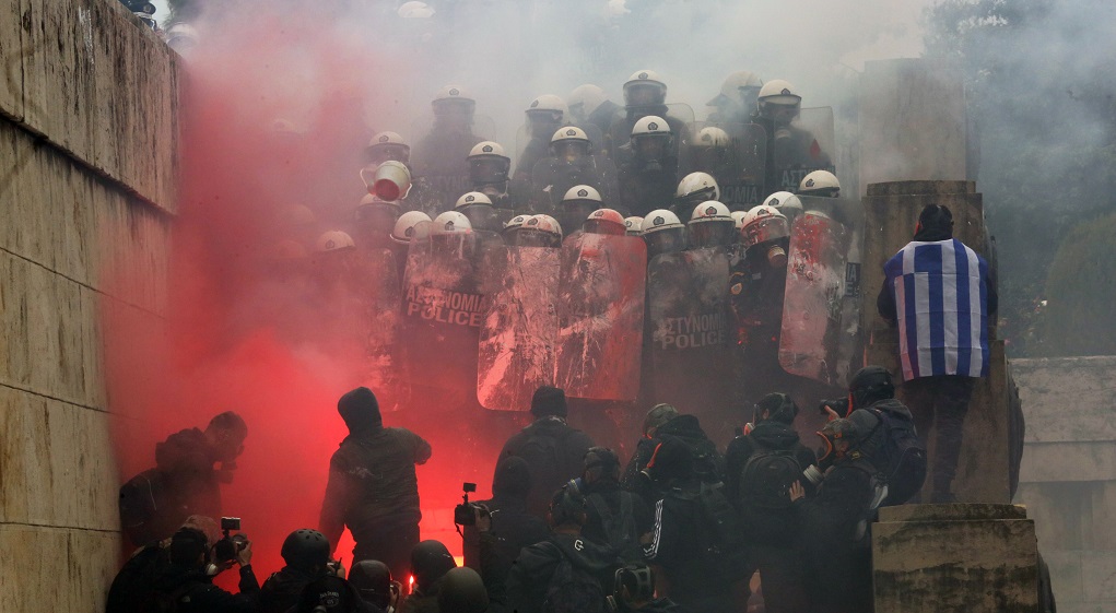 Άγριες συμπλοκές και χημικά στο συλλαλητήριο για τη Μακεδονία (video)