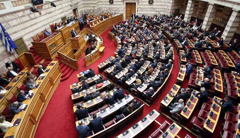 Βουλή: Σε εξέλιξη η συζήτηση για τις διατάξεις του Συντάγματος που παραπέμπονται για αλλαγή (live)