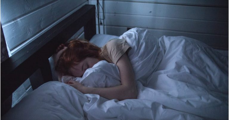 Έρευνα: Λιγότερες από 6 ώρες ύπνου ίσως αυξάνουν την αθηροσκλήρωση και τον καρδιαγγειακό κίνδυνο