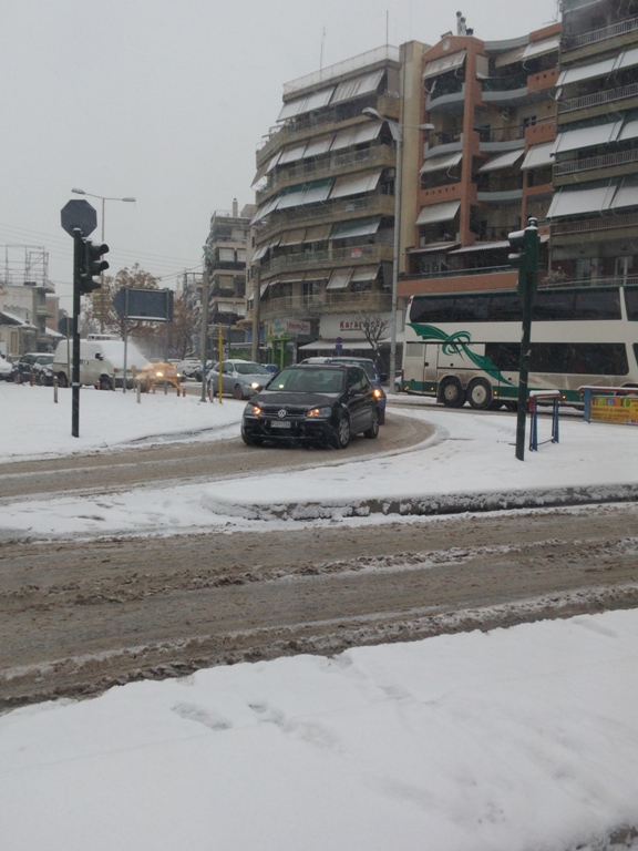 Συνεχίζεται η χιονόπτωση στο Δήμο Λάρισας
