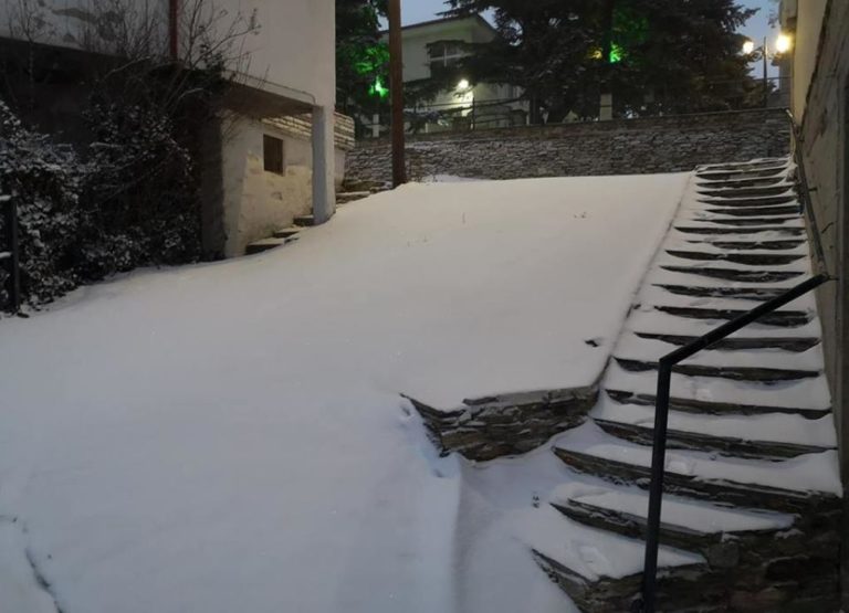 Χιονίζει στη Λάρισα, ΙΧ “κόλλησαν” στη Μελούνα