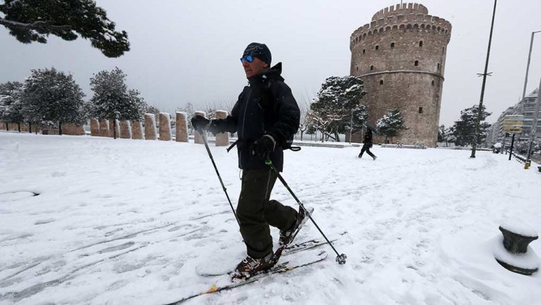 Πολικές θερμοκρασίες και ταλαιπωρία έφερε η «Σοφία» – Σταδιακή υποχώρηση μετά το μεσημέρι (video)