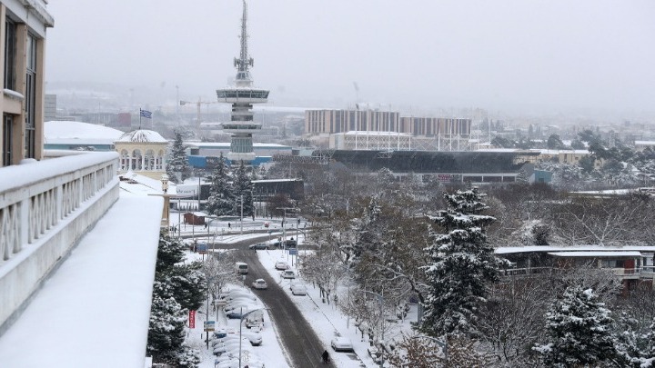 Μέχρι αργά το μεσημέρι θα διατηρηθεί η χιονόπτωση στη Θεσσαλονίκη