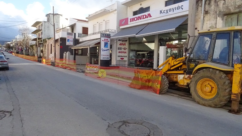 Δημιουργία πεζοδρομίων στην οδό Αποκορώνου (video)