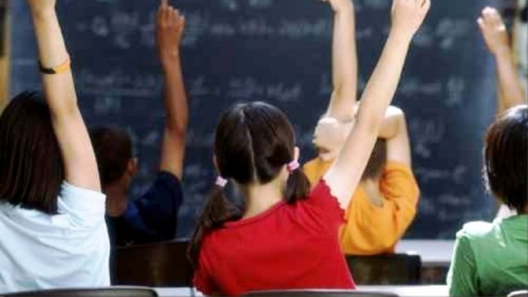 Απόσυρση της τροπολογίας για τους διορισμούς των εκπαιδευτικών ζητάει το ΚΚΕ