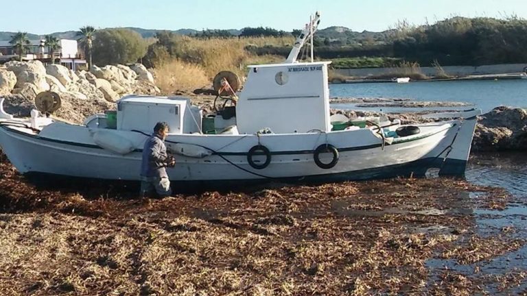 Έκλεισε το Λιμανάκι των Φανών από τα φύκια