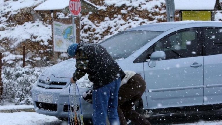 Με αλυσίδες η κίνηση των οχημάτων στο οδικό δίκτυο της Π.Ε. Φλώρινας – 20 εκατοστά χιονιού μέσα στην πόλη