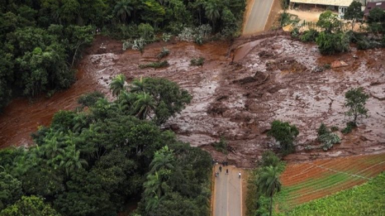 Βραζιλία: Δεκάδες νεκροί, πάνω από 300 αγνοούμενοι από την κατάρρευση του φράγματος