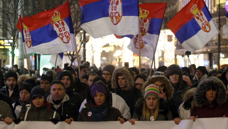 Βελιγράδι: Χιλιάδες άνθρωποι αψήφησαν το ψύχος και διαδήλωσαν κατά του Βούτσιτς (video)