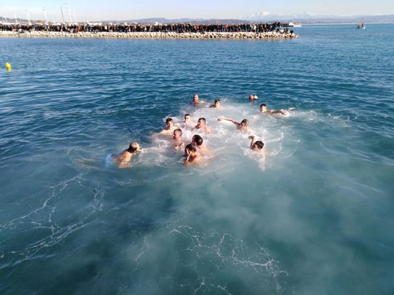 Στα παγωμένα νερά δώδεκα νέοι για τον σταυρό