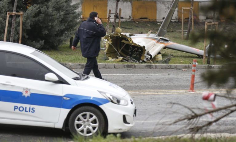 Πτώση στρατιωτικού ελικοπτέρου σε κατοικημένη περιοχή της Κωνσταντινούπολης