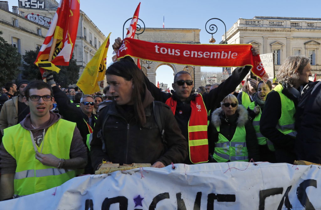 Γαλλία: “Χέρι-χέρι” στους δρόμους “κίτρινα γιλέκα” και συνδικάτο CGT