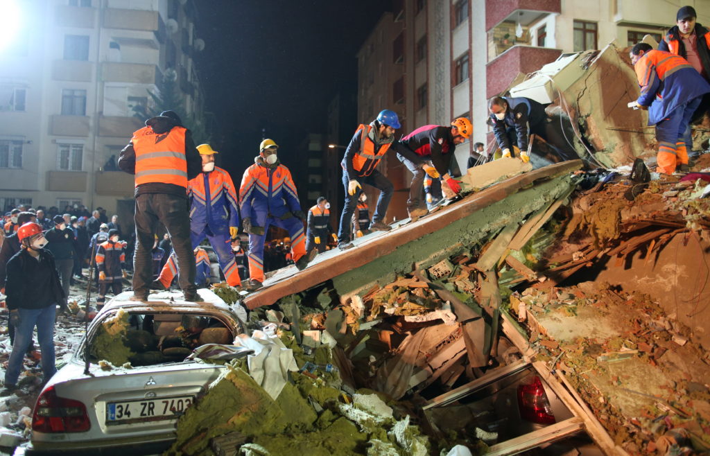 Σαν χάρτινος πύργος κατέρρευσε οκταώροφο κτίριο στην Κωνσταντινούπολη – Νεκροί και τραυματίες