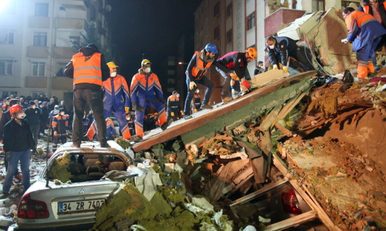 Σαν χάρτινος πύργος κατέρρευσε οκταώροφο κτίριο στην Κωνσταντινούπολη – Νεκροί και τραυματίες