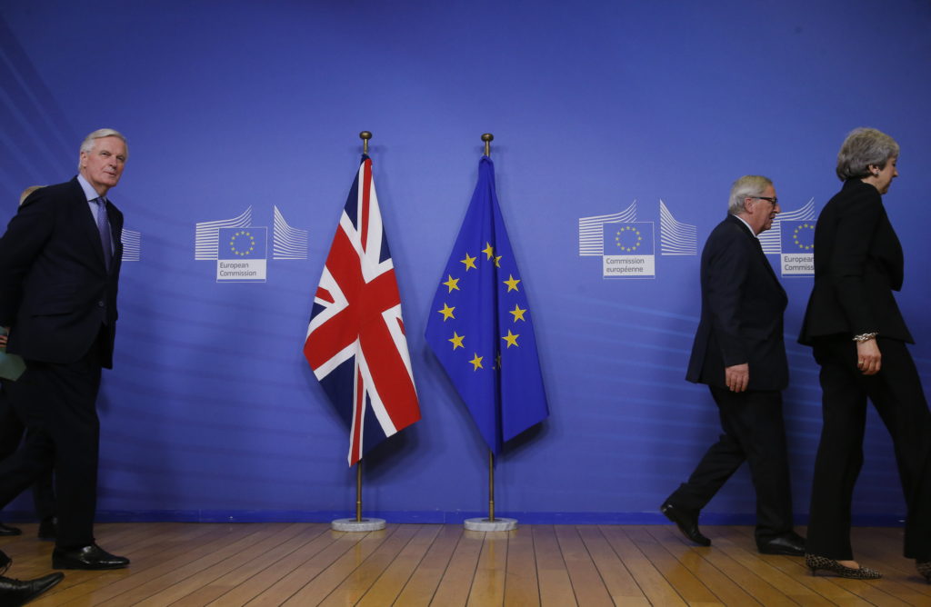 Brexit: Παραμένει το αδιέξοδο μετά τη συνάντηση Γιούνκερ-Μέι – “Κινήσεις αναβολής” (video)