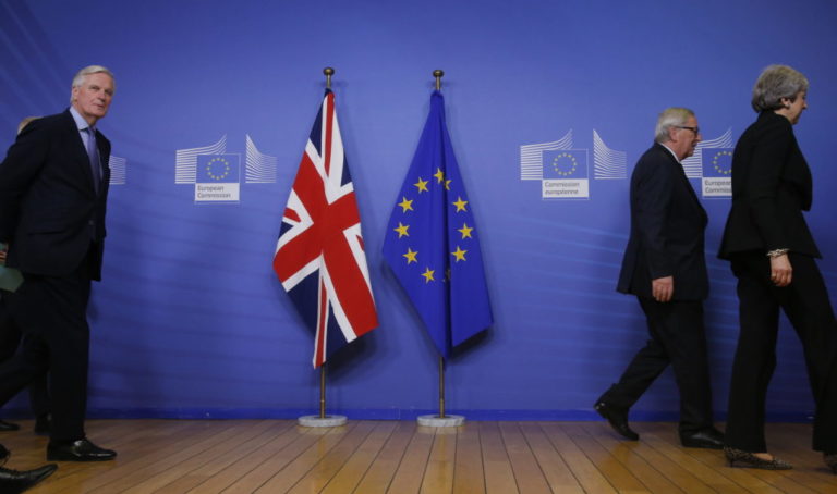 Brexit: Παραμένει το αδιέξοδο μετά τη συνάντηση Γιούνκερ-Μέι – “Κινήσεις αναβολής” (video)