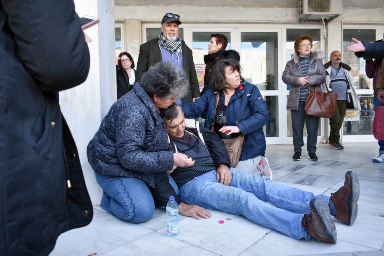Κέρκυρα: Επεισόδια, καταστροφές στην περιφερειακή διοίκηση – Διαδηλωτής τραυματίας (video)
