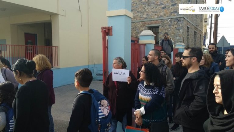 Τους υποδέχτηκαν με χαμόγελα και χειροκροτήματα