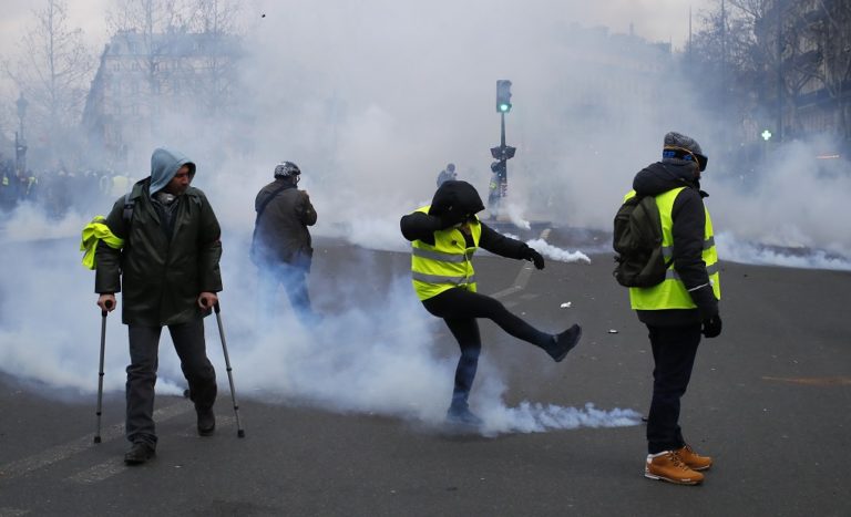 Γαλλία: Διαμαρτυρία “κίτρινων γιλέκων” και συμπλοκές με την αστυνομία (video)