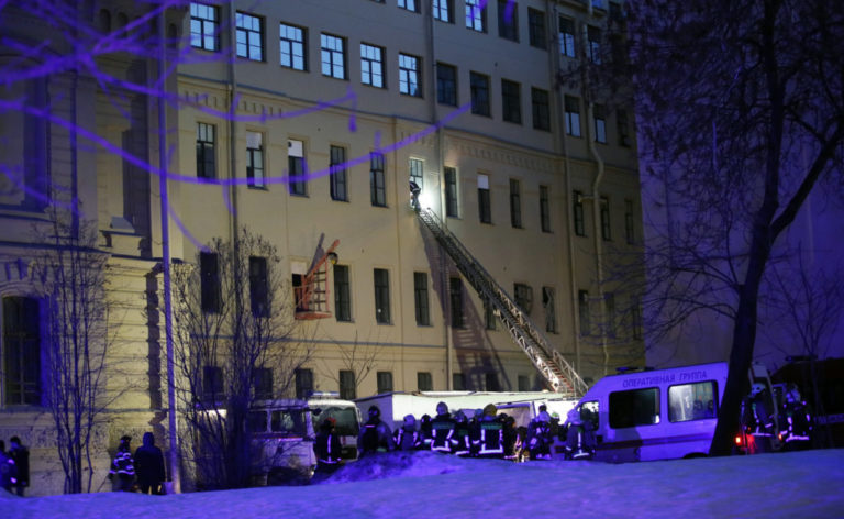 Δεν υπάρχουν αναφορές για θύματα μετά τη μερική κατάρρευση κτιρίου στην Αγ. Πετρούπολη (video)