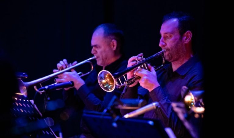 Η Athens Big Band & η Arlyn Gonzales στο θέατρο Ολύμπια