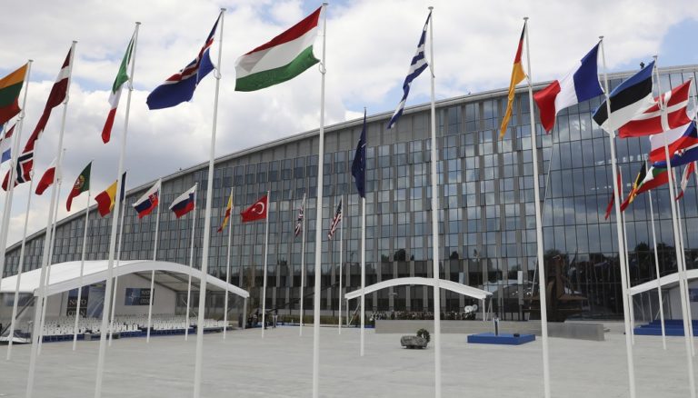 Συνάντηση Αποστολάκη- Ακάρ στην έδρα του ΝΑΤΟ