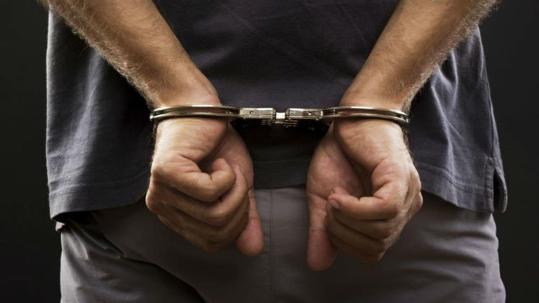 Συνελήφθη 45χρονος που χτύπησε και απείλησε τη σύζυγο του